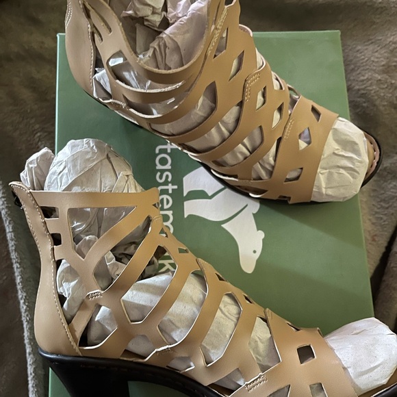 Tastemaker NWT Beige Heeled Sandals Size 8.5 - Picture 3 of 12